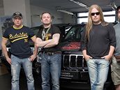 Skupina Kabát u píleitosti pevzetí voz Jeep pro svou koncertní ru s názvem Corrida Tour 