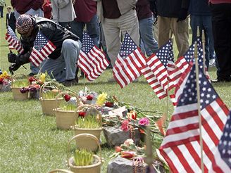 Lid po celch USA si pipomnli obti masakru z Virginie