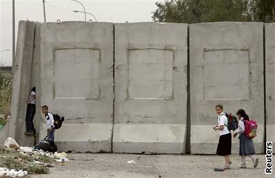 koláci procházejí kolem zdi, která má ochránit obyvatele tvrti Azamíja