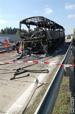 Plameny zniily celý autobus.