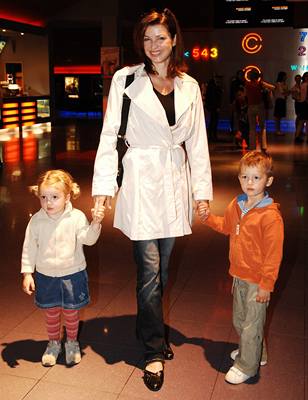 Elen Valentová-erná s tíletým Denisem a dvouletou Amélií na premiée 3D filmu ivot v moi