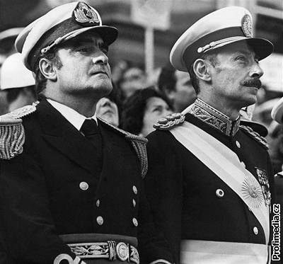 Jorge Rafael Videla (vpravo) a admirál Emílio Massera na snímku z roku 1971