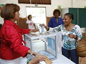 V jihoamerické Francouzské Guyan volii vybírali nového pána Elysejského paláce u vera