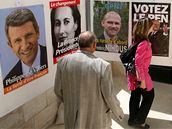 Francouzi, kteí se chystají hlasovat na ambasád v jordánském Ammánu, si prohlíejí plakáty jednotlivých kandidát