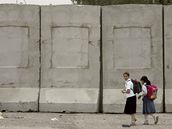 koláci procházejí kolem zdi, která má ochránit obyvatele tvrti Azamíja