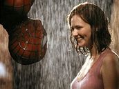 Kirsten Dunstová s vycpanými adry ve filmu Spiderman
