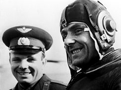 Vladimir Komarov (vpravo) a Jurij Gagarin
