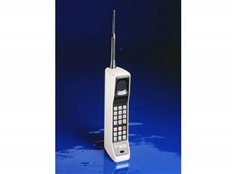 Motorola se může pyšnit prvním mobilním telefonem na světě – modelem DynaTAC.