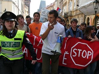 Studenti vyrazili do praskch ulic. Protestuj proti sttnm maturitm. (4.5.2007)