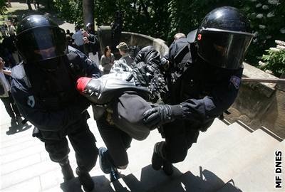 Policie v Praze zasáhla proti radikálm, ale odvezla i mladé sociální demokraty.