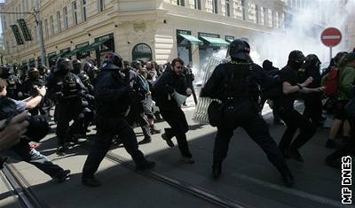 Policejní výbuky asto explodují pímo pod nohama demonstrant.
