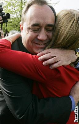 éf Skotské národní strany Alex Salmond oslavuje volební vítzství.