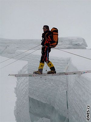Pavel Bém nad propastí nebezpeného ledovce Khumbu