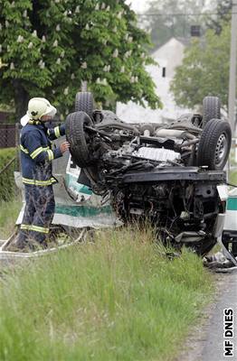 Policejní auto v kvtnu vyjelo pi cest k nahláené dopravní nehod ze silnice, narazilo do betonového mostku a pevrátilo se.