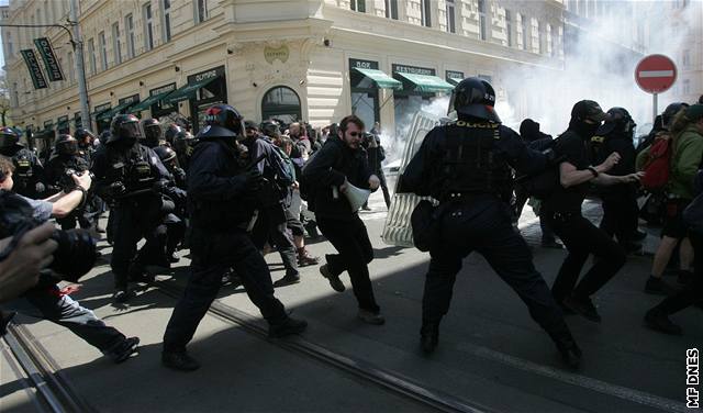 Kolem pekvapených rodi s dtmi se prohnaly desítky radikál a policejních tkoodnc.