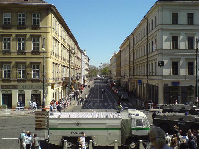 Kolem pekvapených rodi s dtmi se prohnaly desítky radikál a policejních tkoodnc.