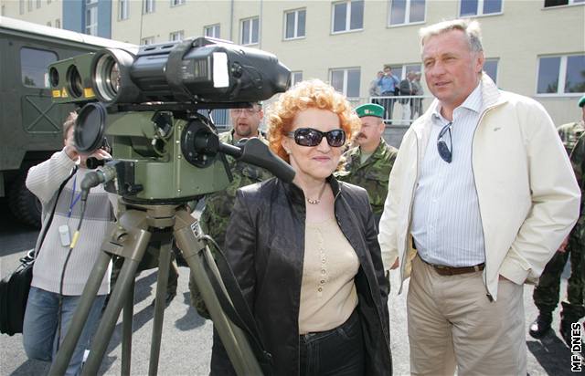 Premiér Topolánek a ministryn obrany Parkanová diskutovali s lidmi o radaru