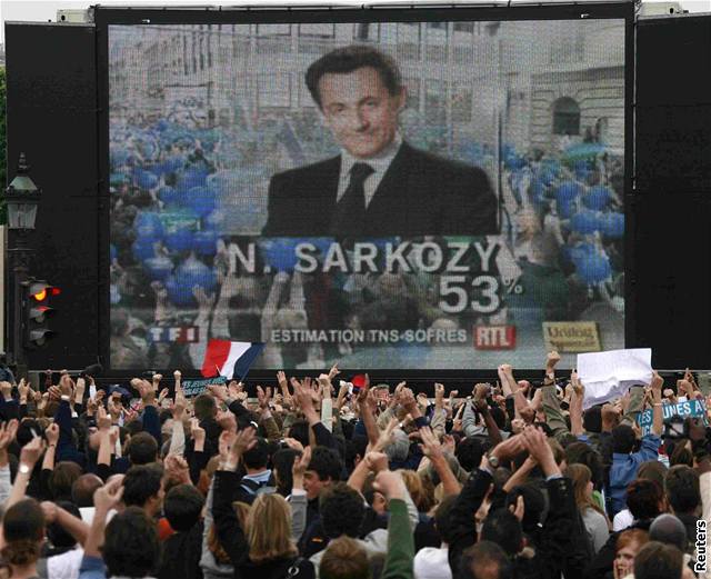 Píznivci Nicolase Sarkozyho slaví na paíském Champs-Elysees jeho vítzství ve volbách