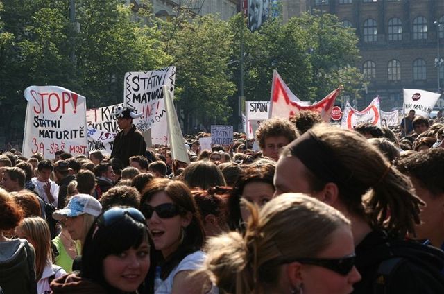 Studenti protestují v centru Prahy proti státním maturitám