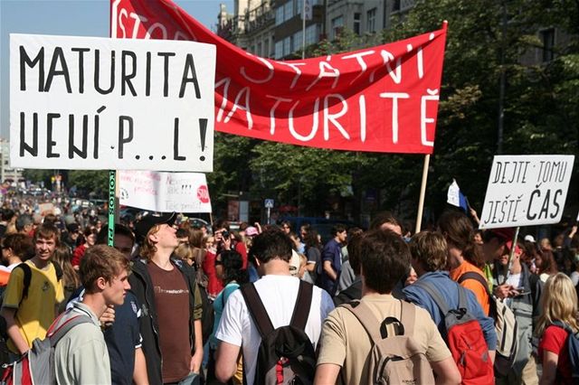 Studenti protestují v centru Prahy proti státním maturitám
