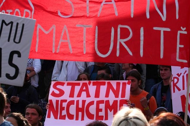 Studenti protestují v centru Prahy proti státním maturitám