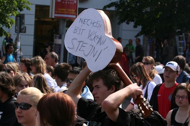 Studenti protestují v centru Prahy proti státním maturitám