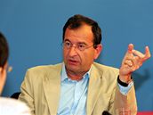 Nebezpe�í, �e se bude st�ílet i na �eských �kolách, zde je, �íká psychiatr Cyril Höschl.