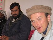 Velitel mise lovka v tísni v Afghánistánu Marek týs s místními obyvateli