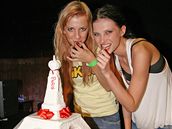 Iva Frühlingová s kamarádkou Nikitou a narozeninovým dortem ve tvaru Eifelovky, který Iv vnovali pátelé