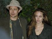 Amerití herci Angelina Jolie a Brad Pitt odcházejí z restaurantu Svatá Klára v praské Troji, kam 6. kvtna zali na veei