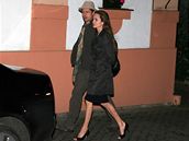 Angelina Jolie a Brad Pitt odcházejí z restaurantu Svatá Klára v praské Troji, kam 6. kvtna zali na veei 