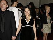 galaveer v Metropolitním muzeu - thotná hereka Salma Hayeková a její snoubenec Francois-Henri Pinaul