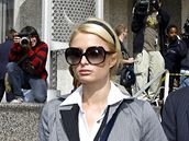 Paris Hiltonová odchází od soudu