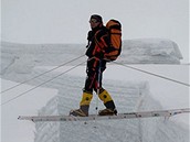 Pavel Bém nad propastí nebezpeného ledovce Khumbu