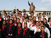 Pioný�i v Pchjongjangu se p�i�li poklonit Velkému v�dci Kim Ir-Senovi. Jeho ob�í socha v pozadí.