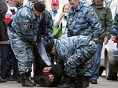 Policie zatýkala ped estonskou ambasádou v Moskv. Demonstranti strhli ze stoáru estonskou vlajku