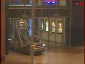 ásti nákupního centra v Letanech v Praze nacouváním rozrazilo dvee neznámé auto.