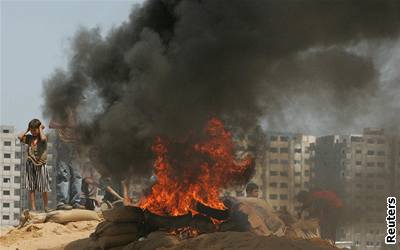 Letadla bombardují pásmo Gazy kvli raketám létajícím na Izrael. Ilustraní foto