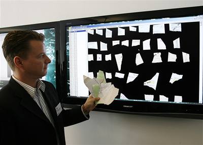 Jan Schneider z německého institutu IPK ukazuje software, díky němuž Němci rekonstruují skartované materiály Stasi