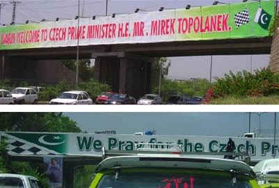 Transparenty, které vítaly Mirka Topolánka v Islámábádu