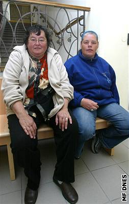 Nesvéprávná Marta ebestíková se svojí novou opatrovnicí Jarmilou Hudcovou (vlevo)