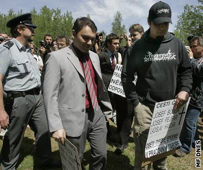 Na míst bylo 22 policist, kteí nemuseli zasahovat.