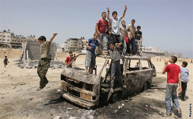 Pásmo Gazy. Dti na vraku auta, které vyhoelo pi nové vln násilností