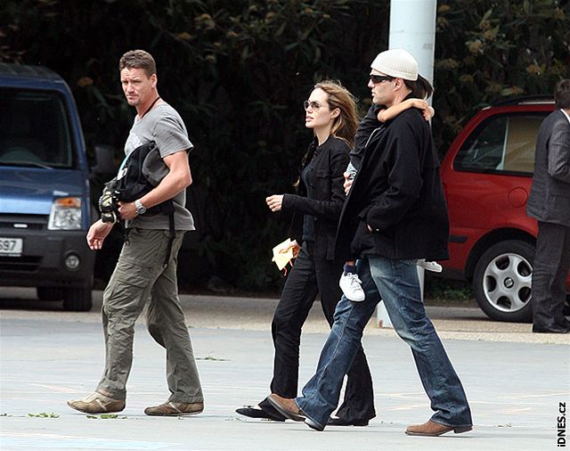 Angelina Jolie si v doprovodu svého bratra Jamese Havena Voighta (v bílé epici) vyzvedává syna z francouzského lycea v Praze na Smíchov, 11. kvtna 2007