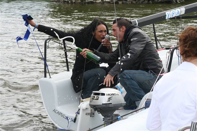 Lejla Abbasová a Sámer Issa poktili plachetnici MELGES 24 a vyrazili na vodní souboj