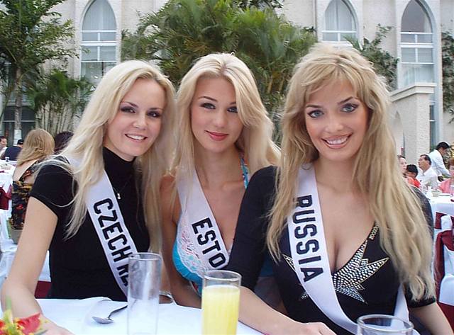 Lucie Hadaová (vlevo) s Miss Estonsko a Miss Ruska