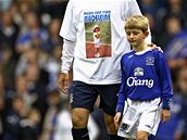 Hrái fotbalového Evertonu vyrazli na trávník v trikách s fotografií Madeleine