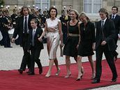 Manelka Nicolase Sarkozyho Cecilia s dtmi pichází do Elysejského paláce