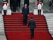 Nicolas Sarkozy pijel do Elysejského paláce, aby od Jacquesa Chiraka pevzal úad francouzského prezidenta