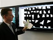 Jan Schneider z nmeckého institutu IPK ukazuje software, díky nmu Nmci rekonstruují skartované materiály Stasi
